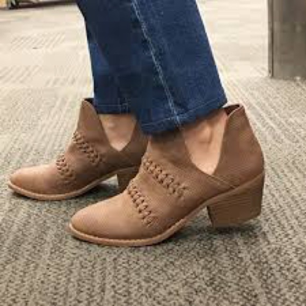 Universal Thread Tan Perforated Ankle Booties
